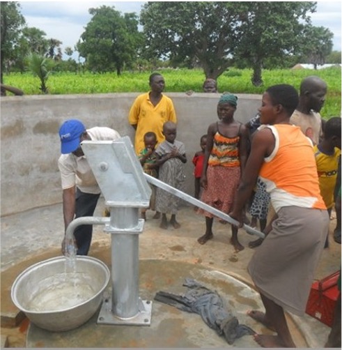 instalation pompe manuelle - Burkina Forage et équipements